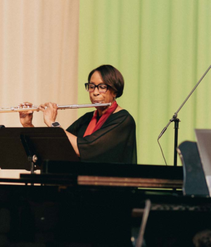 Toni Barrett, flute solist